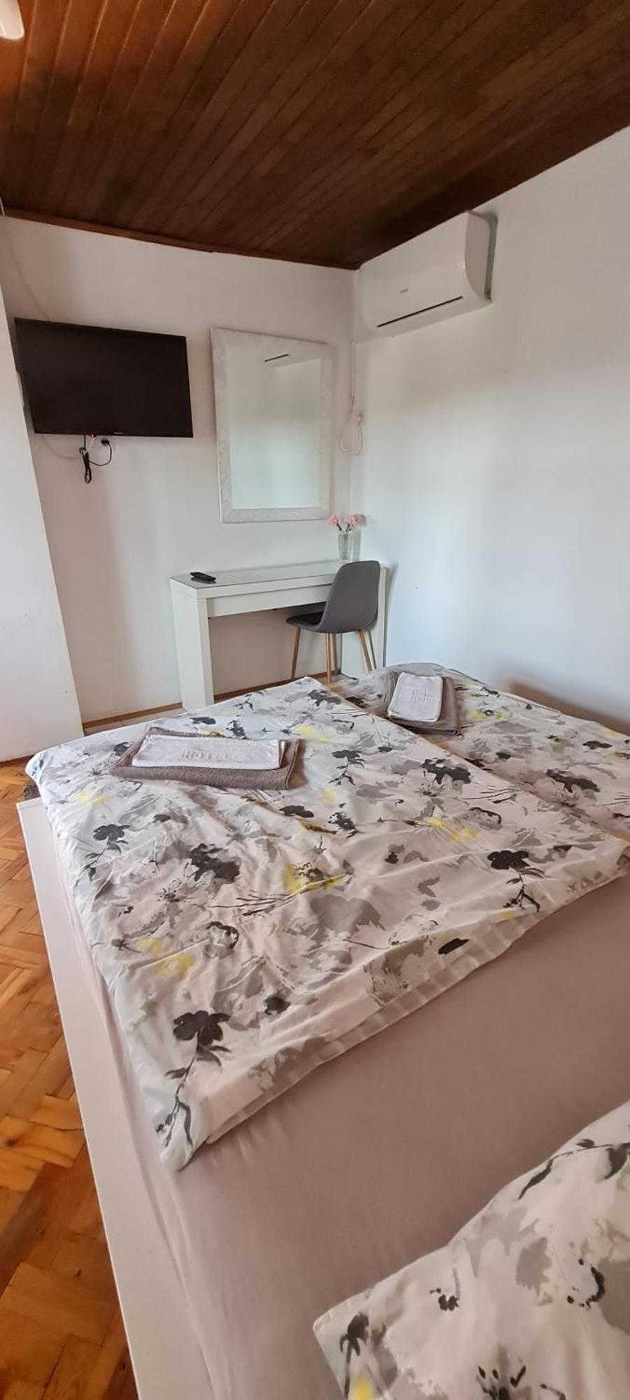 Sobe Zimmer Rooms Nika Tusilovic Eksteriør billede