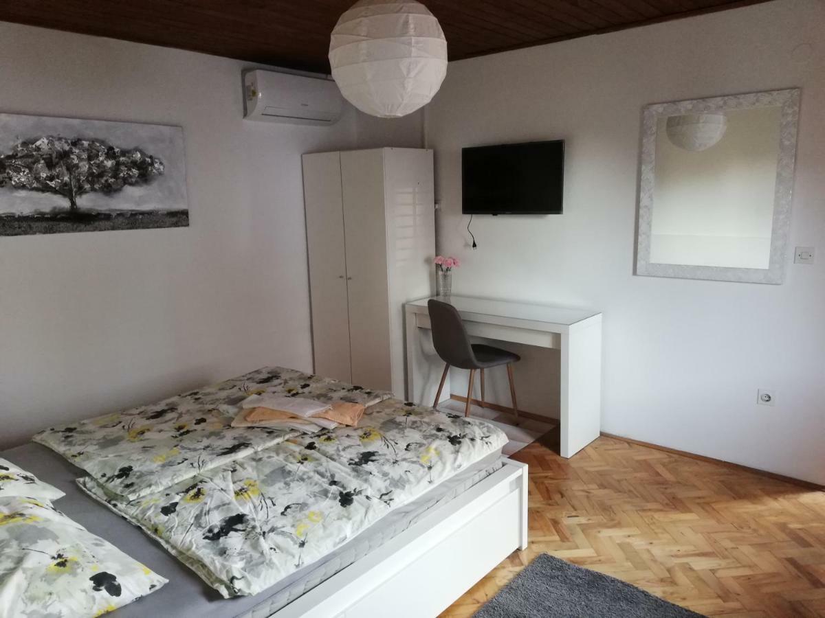 Sobe Zimmer Rooms Nika Tusilovic Eksteriør billede